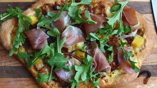 Пицца с ананасами