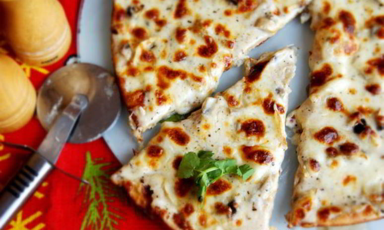 Рецепт пиццы с белым соусом и шампиньонами