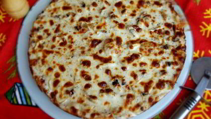 пицца с белым соусом и шампиньонами