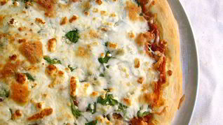 Пицца с брынзой и помидорами