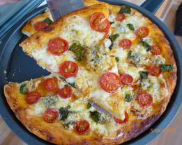 Пицца с двумя видами сыра, черри и базиликом