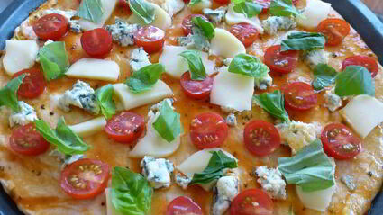 пицца с двумя видами сыра, черри и базиликом