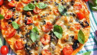 Пицца с грибами и базиликом