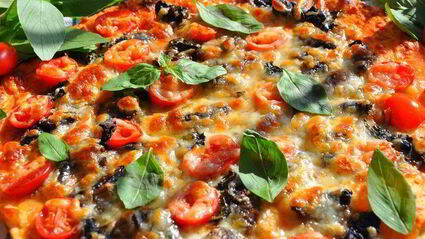 пицца с грибами и базиликом