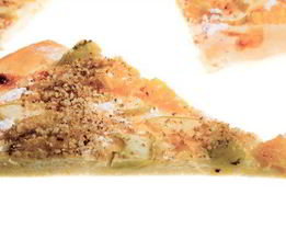 Пицца с грушей, луком, орехами и двумя видами сыра