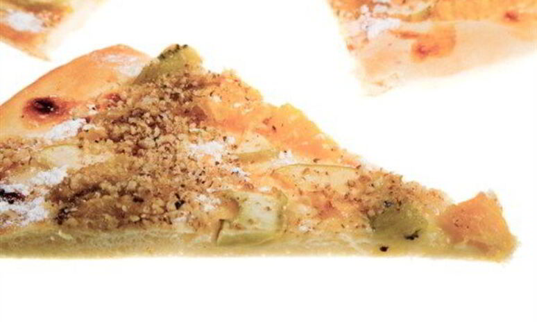 Рецепт пиццы с грушей, луком, орехами и двумя видами сыра