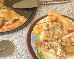 Пицца с капустой, яблоками и помидорами