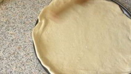 пицца с капустой, яблоками и помидорами