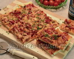Пицца с колбасой