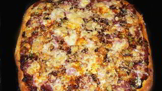 Пицца с копченостями