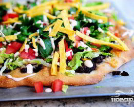 Пицца с кукурузными лепешками, фасолью и сыром