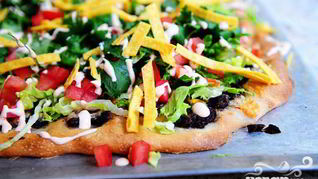 Пицца с кукурузными лепешками, фасолью и сыром