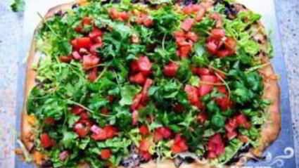 пицца с кукурузными лепешками, фасолью и сыром