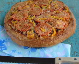 Пицца с куриным филе и грибами