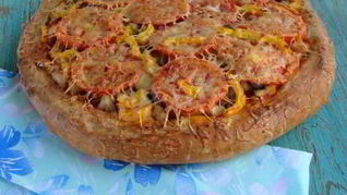 Пицца с куриным филе и грибами