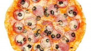 Пицца с маслинами и колбасой