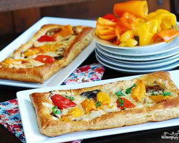 Пицца с моцареллой и грибами