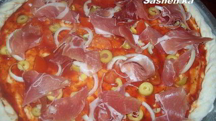 пицца с оливками и хамоном