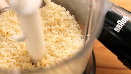 пицца с помидорами черри и базиликом