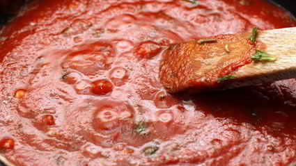 пицца с помидорами черри и базиликом