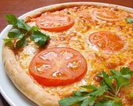 Пицца с помидорами и сыром