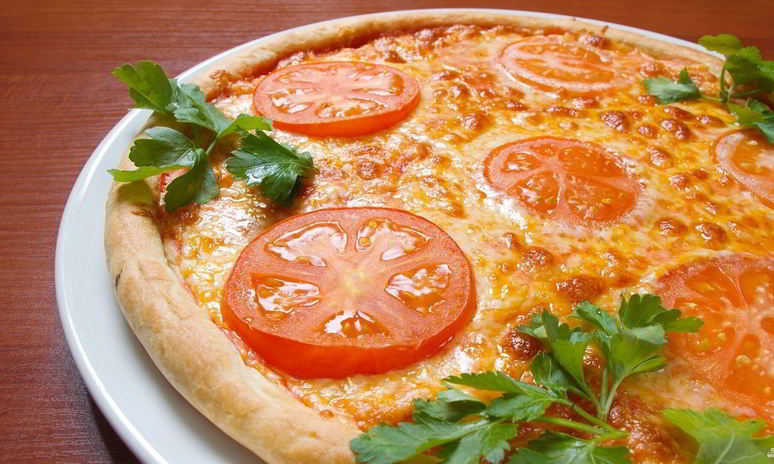 Рецепт пиццы с помидорами и сыром