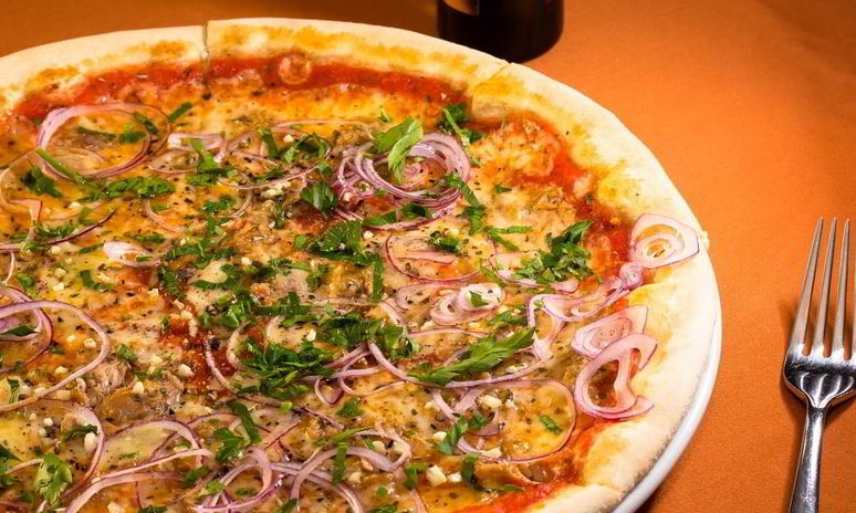 Рецепт пиццы с тунцом и красным луком