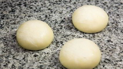 пицца с тунцом и красным луком