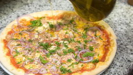 пицца с тунцом и красным луком