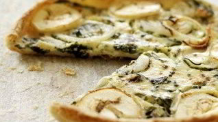 Пицца с утиным мясом, зеленым луком и соусом хойсин