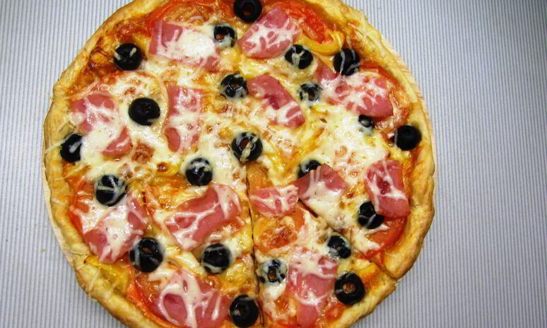 Рецепт пиццы с ветчиной, помидорами и маслинами