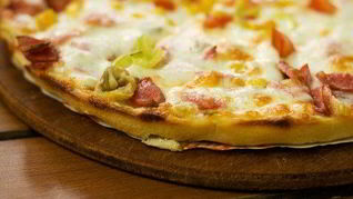 Пицца со шпиком, брюссельской капустой и миндалем
