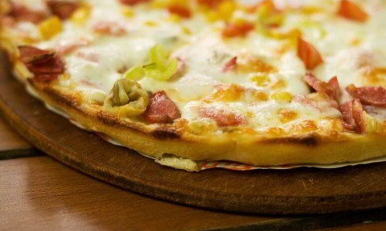 Рецепт пиццы со шпиком, брюссельской капустой и миндалем