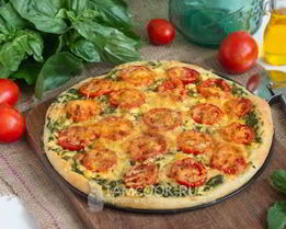 Пицца со шпинатом и помидорами