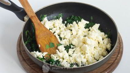 пицца со шпинатом и помидорами