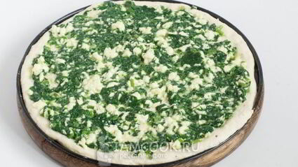 пицца со шпинатом и помидорами