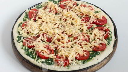 пицца со шпинатом и помидорами