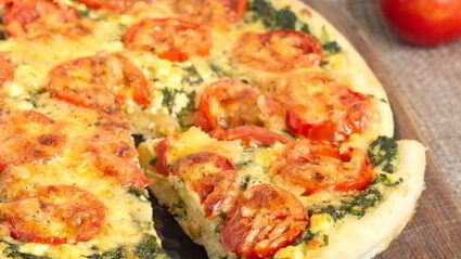 пицца со шпинатом и помидорами