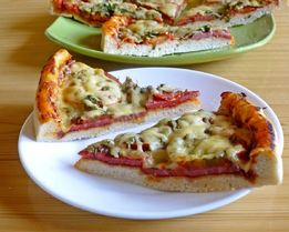 Пицца в духовке с колбасой и сыром