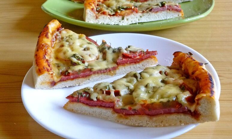 Рецепт пиццы в духовке с колбасой и сыром
