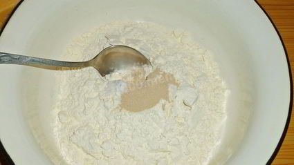 пицца в духовке с колбасой и сыром