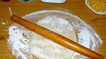 пицца в духовке с колбасой и сыром