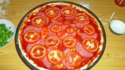 пицца в духовке с колбасой и сыром