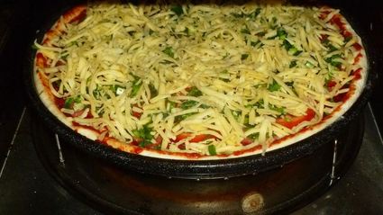 пицца в духовке с колбасой и сыром