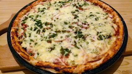 пицца в духовке с колбасой и сыром