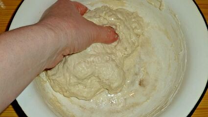 пицца в духовке с колбасой и сыром