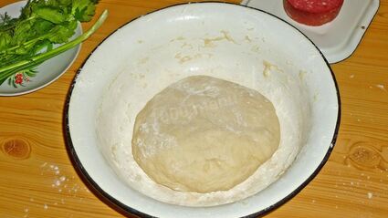 пицца в духовке с колбасой и сыром