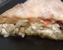 Закрытая пицца с грибами и курицей