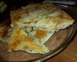 Постные конвертики с картофельным пюре, укропом, жареным луком и вялеными томатами