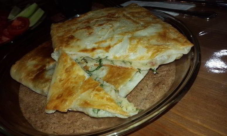 Рецепт постных конвертиков с картофельным пюре, укропом, жареным луком и вялеными томатами